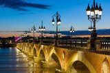 Abendliche Eleganz einer historischen Brücke