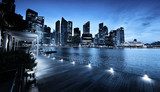 Abendliche Skyline mit Wasserspiegel