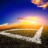 Abendlicht über dem Fußballfeld