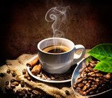 Aromatisches Kaffee-Arrangement in warmen Tönen
