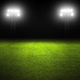 Beleuchtetes Spielfeld bei Nacht