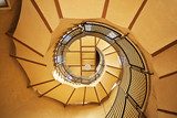 Blick auf Spiraltreppe mit Geländer