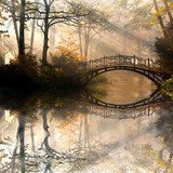 Brückenbogen im stillen Herbstlicht