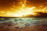 Dramatischer Sonnenuntergang am Strand