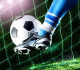 Dynamischer Fußballmoment im Tor