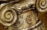 Elegante Steinverzierung mit Spiralmotiv