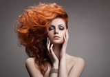 Elegantes Frauenportrait mit rotem Haar