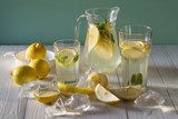 Erfrischendes Zitronenwasser am Holztisch