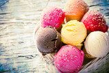 Farbenfrohe Eiscreme-Korb-Optik