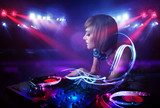 Faszinierendes DJ-Porträt in Neonlicht