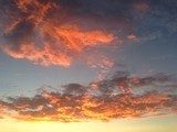 Feuriger Abendhimmel im Aufbruch