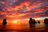 Feuriger Sonnenuntergang über Meer und Felsen