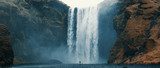 Flussreicher Wasserfall im Nebelschleier