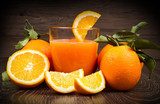 Frische Orangenkomposition mit Saftglas