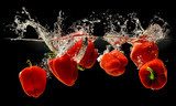 Frische rote Paprika im Wasser