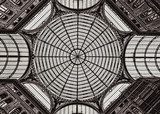 Geometrische Eleganz unter Glasdach