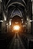 Gotisches Kirchenschiff im Kerzenlicht