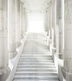 Helle Säulenhalle im monumentalen Stil
