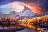 Herbstfeuer am Bergsee
