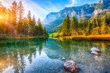 Herbstliche Bergidylle am klaren See