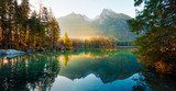 Herbstliche Stille am Bergsee