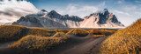Herbstlicher Pfad durch bergige Dünenlandschaft