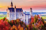 Herbstliches Schlossidyll im Sonnenuntergang