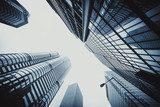 Himmelsblick zwischen Glasgiganten