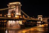 Illuminierte Kettenbrücke bei Nacht