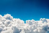 Klarer Himmelsblick mit weißen Wolken
