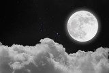 Klarer Vollmond über Wolkenmeer