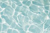 Klarheit in Blau: Sommerliche Wasserreflexe