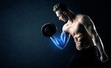 Kraftvoller Bizeps im dynamischen Licht