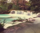 Kraftvoller Wasserfall in sanfter Bewegung