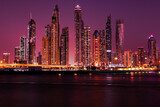 Leuchtende Skyline im urbanen Dämmerlicht