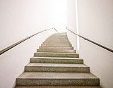 Lichtdurchfluteter Aufstieg im Minimalstil