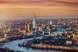 Lichter der Skyline im Abendrot