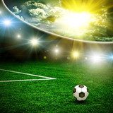 Lichtspiel über dem grünen Spielfeld