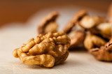 Macroaufnahme essbarer Walnuss in Naturfarben