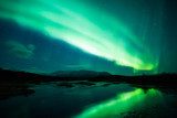 Magische Polarlichter über Berglandschaft