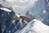 Majestätische Alpenwelt in Weiß und Grau