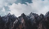Majestätische Berge im Nebelmeer