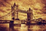Majestätische Brücke im Sepia-Licht
