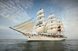 Majestätisches Segelschiff unter weißem Himmel