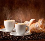 Morgenruhe bei Kaffee und Croissants