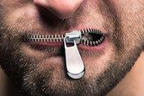 Mund mit Reißverschluss – rebellisches Statement