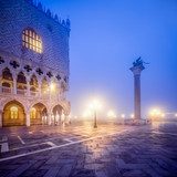 Mystische Piazza im Abendlicht