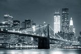Nächtliche Großstadtsilhouette mit Brücke