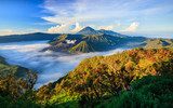 Nebelschleier über Vulkanbergen