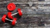 Power-Workout auf rustikalem Boden